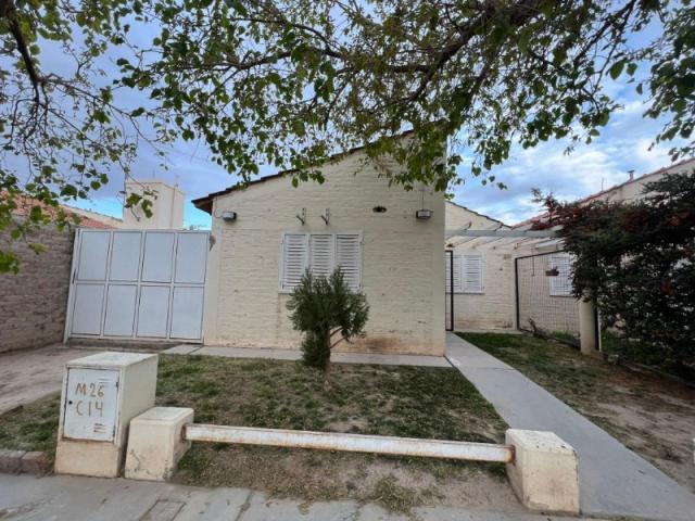 Alquiler. Rivadavia Barrio Natania 17 Casa Con Dos Dormitorio, Amplio Fondo Y Cochera Tel. 4320046 2646296308