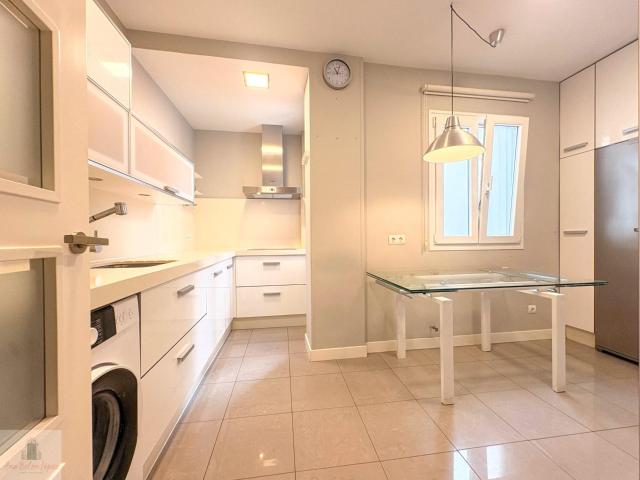 ALQUILER SIN MUEBLES. AMPLIA VIVIENDA EN PLENO CENTRO, CON 3 DORMITORIOS DOBLES Y GARAJE OPCIONAL