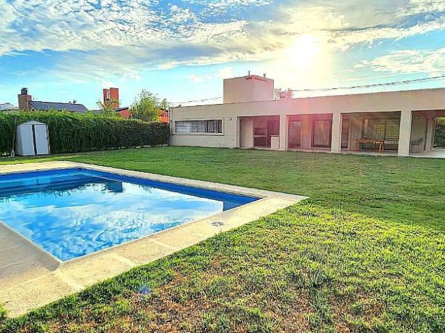 ALQUILER/VENTA Casa 200mt2 Parque 1450mt2 Funes Town