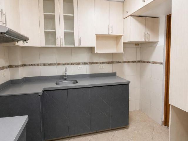 Alquilo departamento con cocina remodelada, muy iluminado de 2 habitaciones 1 baño