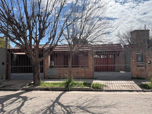 ALQUILO CASA 2 DORMITORIOS CON COCHERA BARRIO AMPLIACION LOS PLATANOS