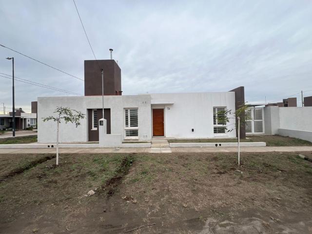 ALQUILO CASA A ESTRENAR 2 DORMITORIOS BARRIO UNIVERSITARIO DE HORIZONTE