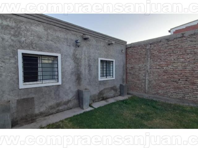 Alquilo Casa Amplia, 2 Dormitorios, Cochera, Parrillero, Galeria, Patio Parquizado. Albardon