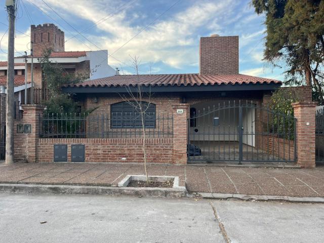 ALQUILO CASA DOS DOR PATIO Y COCHERA PARQUE CHACABUCO