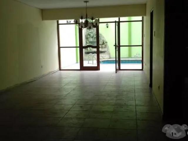 ALQUILO CASA DOS PISOS URB. LAS QUINTANAS TRUJILLO, FRENTE PARQUE
