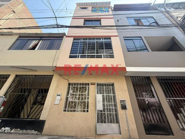 Alquilo Casa De 4 Pisos Frente A Plaza Norte