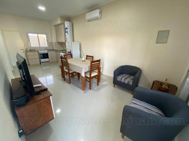 Alquilo Departamento Planta Baja Amueblado De 2 Dormitorios, Con Patio Y Cochera. Rivadavia