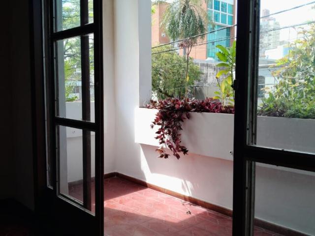 Alquilo departamentos centricos con terraza y balcon