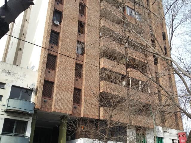 ALQUILO DPTO 2D FRENTE PLAZA CORDOBA