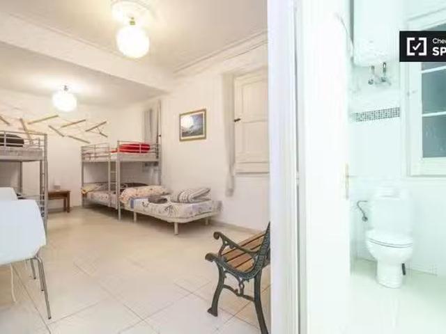 Alquilo habitación apartamento de 3 dormitorios L'Esquerra de.