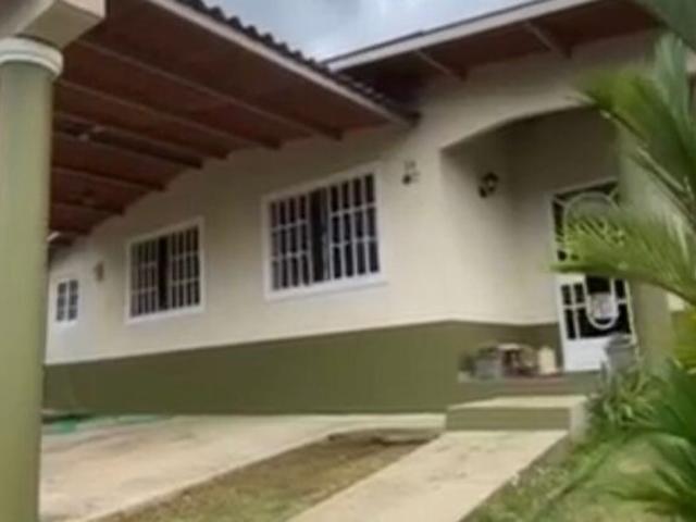 Alquilo hermosa casa en Colinas del Sol en Arraijan