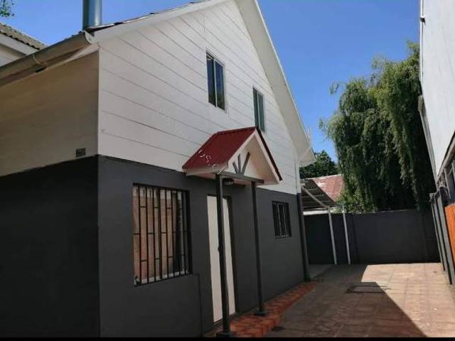 Alquiló linda casa.