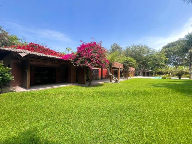 Alquilo Linda Casa en Avenida El Cortijo N 2, Urb. Los Granados, Surco cerca de la ULima