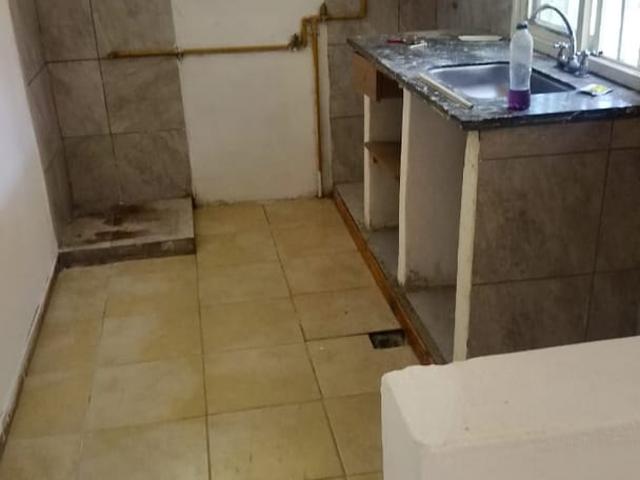 Alq.monoambiente con patio y cochera. B° Inaudi