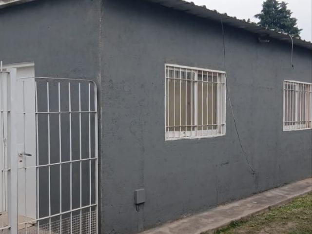 Alq. Monoambiente con patio y cochera.B° Malvinas argentinas