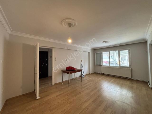 Alsancak Kahramanlar Akıncılar Cad.1.kat 3+1 Kombili Kiralık Daire!