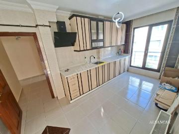 Alsancak Mahallesinde 3+1 Orta Kat Ön Cephe Yapılı Kiralık Daire