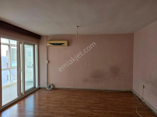 Alsancak Mahmut Esat Bozkurt Caddesinde Doğal Gazlı 2+1 90m2 6.kat