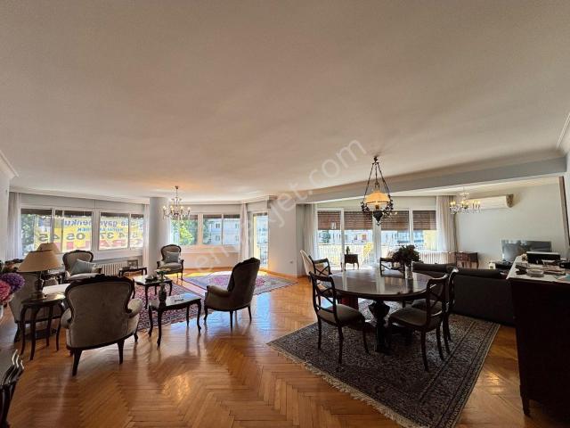 Alsancak Peksimetin Üzeri 3+1 3.kat 200m2 Köşe Boş Kiralık Daire!
