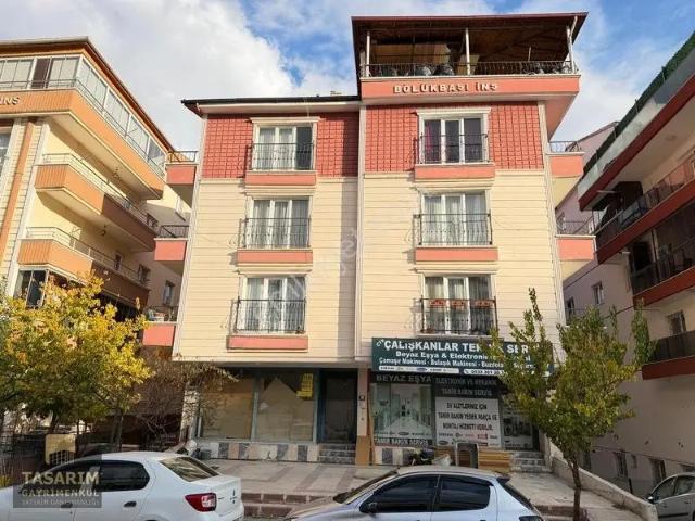 Alsancak'ta Ferah Ve Kullanışlı Full Yapılı 3+1 Katta Daire