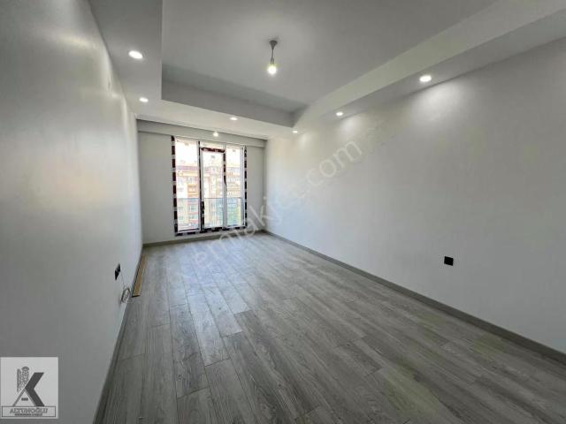 Altunoğlundan E 5 Metrobüse 2 Dakika Sıfır 2+1 95m2 Ara Kat