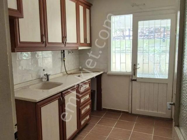 Altunizade Gurur Sitesi'nde Otoparklı Asansörlü Bahçe Katı 2+1 Daire