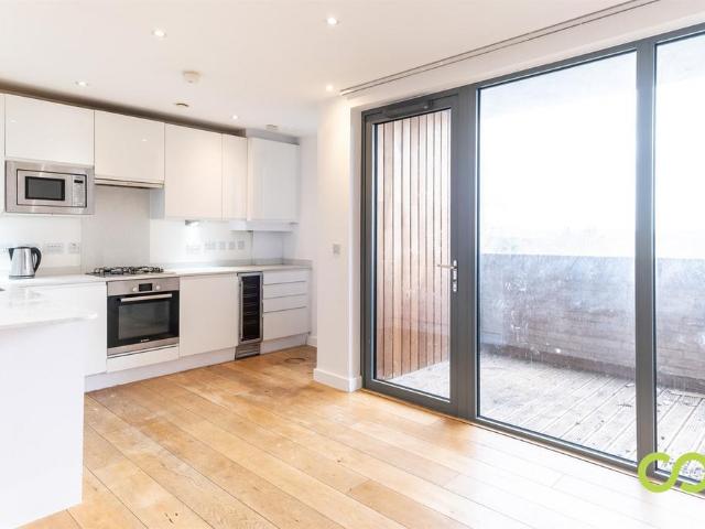 Altus House, Bromley Road, SE6 2 bed flat to rent £1,750 pcm £404 pw