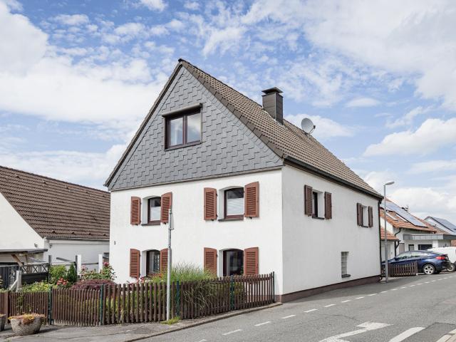 Alt genug für Geschichte modern genug zum Einziehen: familienfreundliches Fachwerkhaus mit Garagen