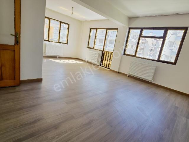 Alt Efeler Işıklı Kavşağına Çok Yakın Doğal Gazlı 3+1 Daire