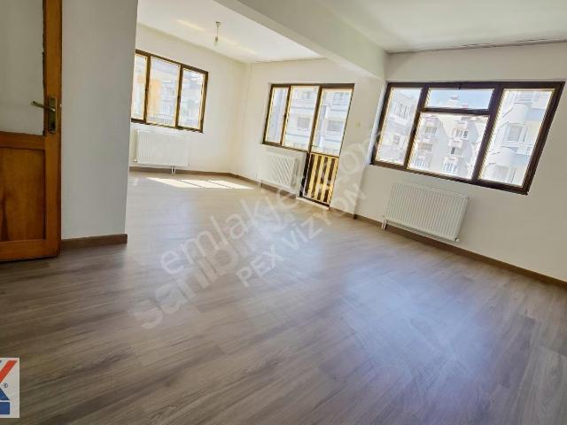 Alt Efeler Işıklı Kavşağına Çok Yakın Doğal Gazlı 3+1 Daire