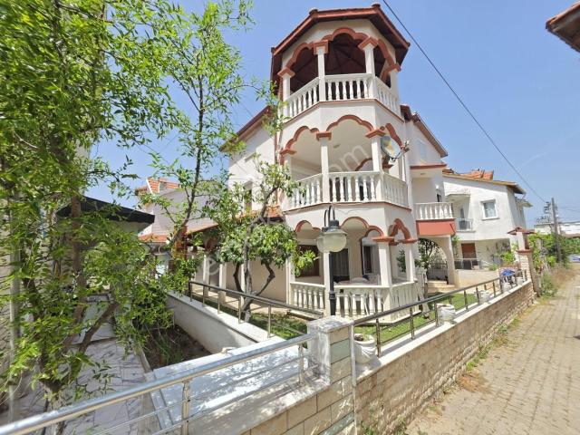 Altınova Tatlısu'da 6+1 Köşkkent Sitesinde Fırsat Bakımlı Villa