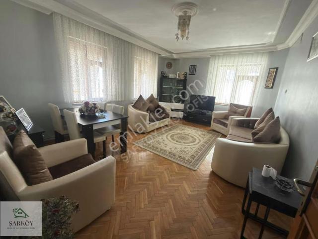 Altınova Emek Sitesinde Geniş Kullanımlı 2+1 Satılık Daire