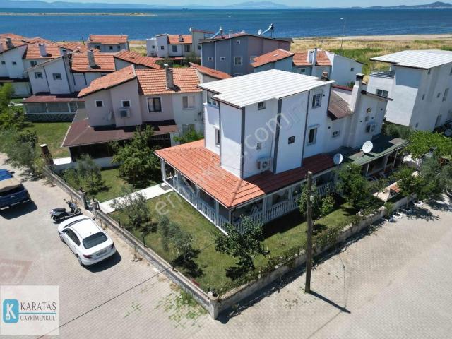 Altınova Sahilde Kum Adanın Karşısında Satılık Bakımlı Villa