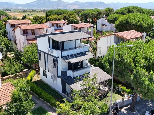Altınova Sahilde Tatlısu Bölgesinde 4+1 Eşyalı Sıfır Villa