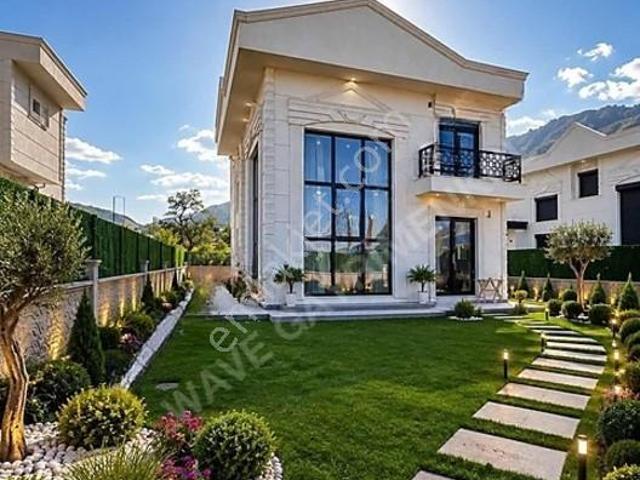 Altınoluk'ta 570 M² Bahçeli Sıfır 7+1 Prestijli Villa