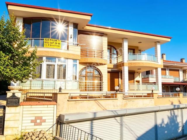 Altınoluk'ta Full Manzaralı, Müstakil Kapalı Garajlı Emsalsiz Köşe 2+1 Daire