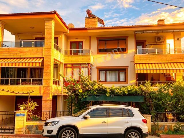 Altınoluk Merkezde Deniz Manzaralı, 1+1 Ek Daireli Ve Geniş Bahçeli 3+1 Özel Villa