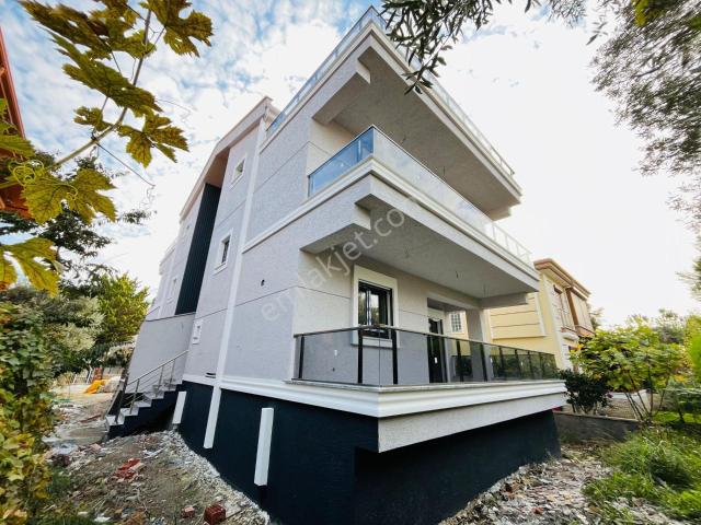 Altınoluk Narlı Bölgesinde Denize 300 Metre 4+1 Bahçeli Yerden Isıtmalı Sıfır Triblex Villa