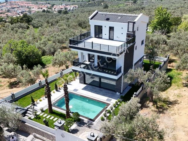 Altınolukda Zarif Yaşam Alanı Modern Tasarımlı Havuzlu 4+1 Villa