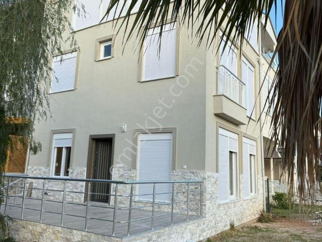 Altınbaşak Tatil Sitesinde Kiralık Triplex Villa