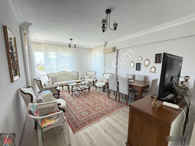Altınkum'da Bulvar Üzeri Geniş Arakat Katta Tek 3+1 Fırsatı!
