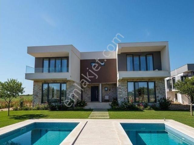 Altınkumda Denize 200 Mt Mesafede Müstakil Havuzlu Otoparklı 3+1 Lüks Villa