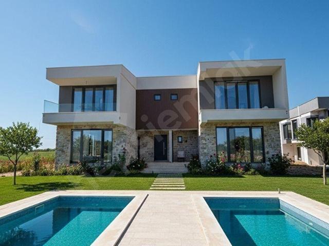 Altınkumda denize 200 Mt mesafede müstakil havuzlu otoparklı 3+1 lüks villa