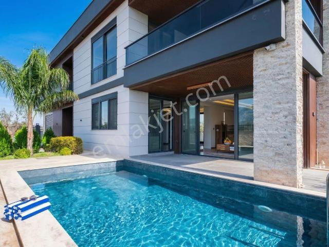 Altınkale Geniş Bahçeli Ve Kapalı Garajlı Özel Tasarım Villa