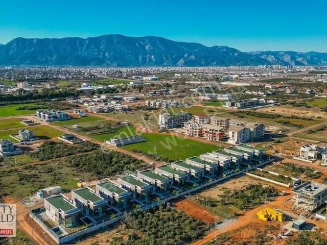 Altınkale Mh.site İçerisinde 6+1 Müstakil Havuzlu Kiralık Villa