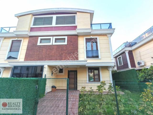 Altıntaş Cenk Onurkent Sitesinde Triplex Havuzlu Villa