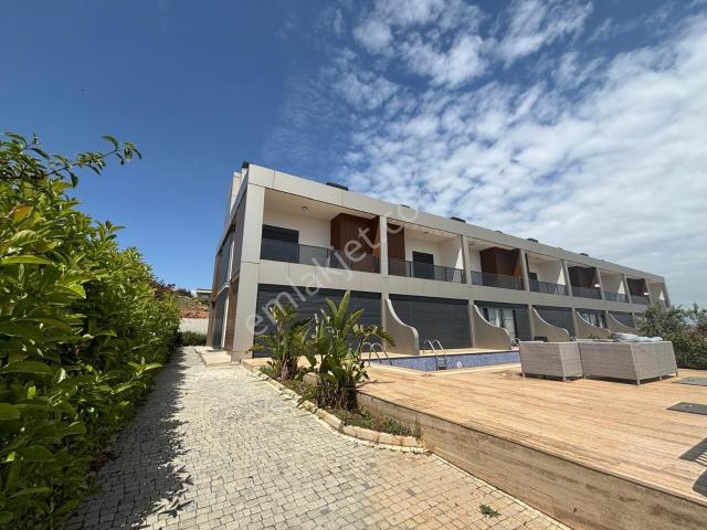 Altıntaş'da Havuzlu Lüks Villa | 5+2 | 235 M²