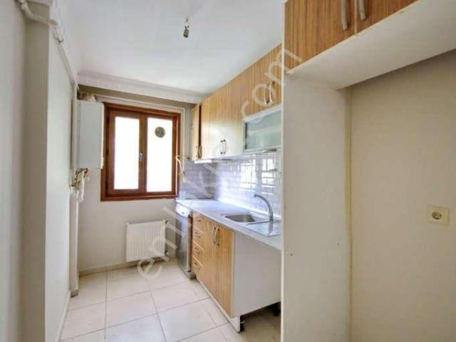 Altıntepe'de Geniş Kapalı Otoparklı Binada Kiralık 1+1