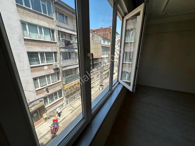 Altıparmak'ta Ara Kat | Çift Balkonlu Ferah 2+1 Satılık Daire