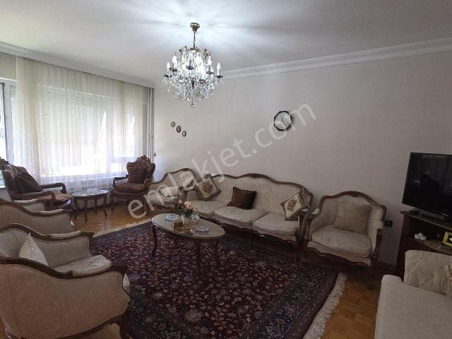 Altıparmakta Eşyalı Kiralık 3+1 Asansörlü Açık Otoparklı